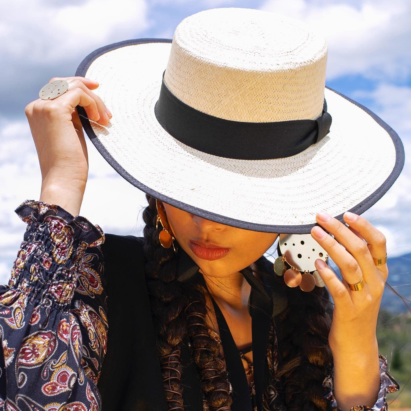 Mujer con sombrero de ala ancha en exteriores
