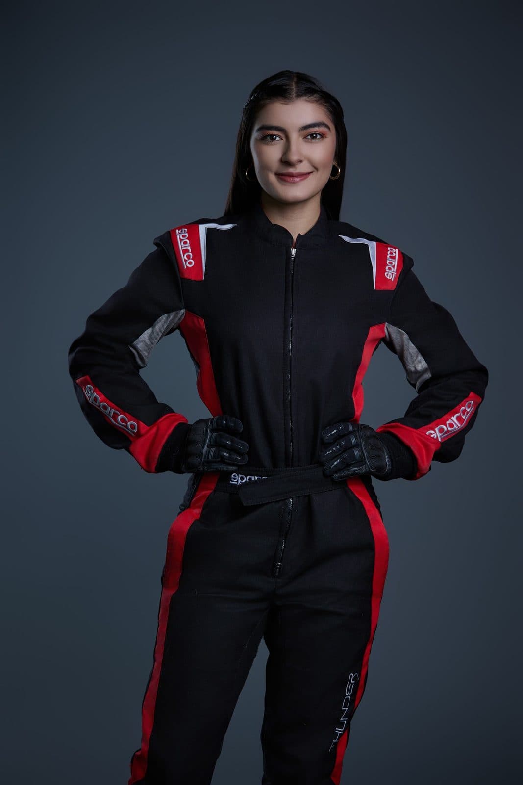 Piloto con overol de carreras en estudio