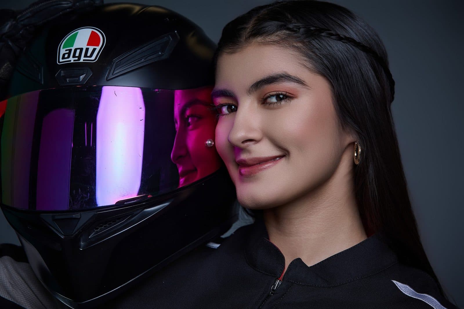 Piloto sonriendo junto a su casco