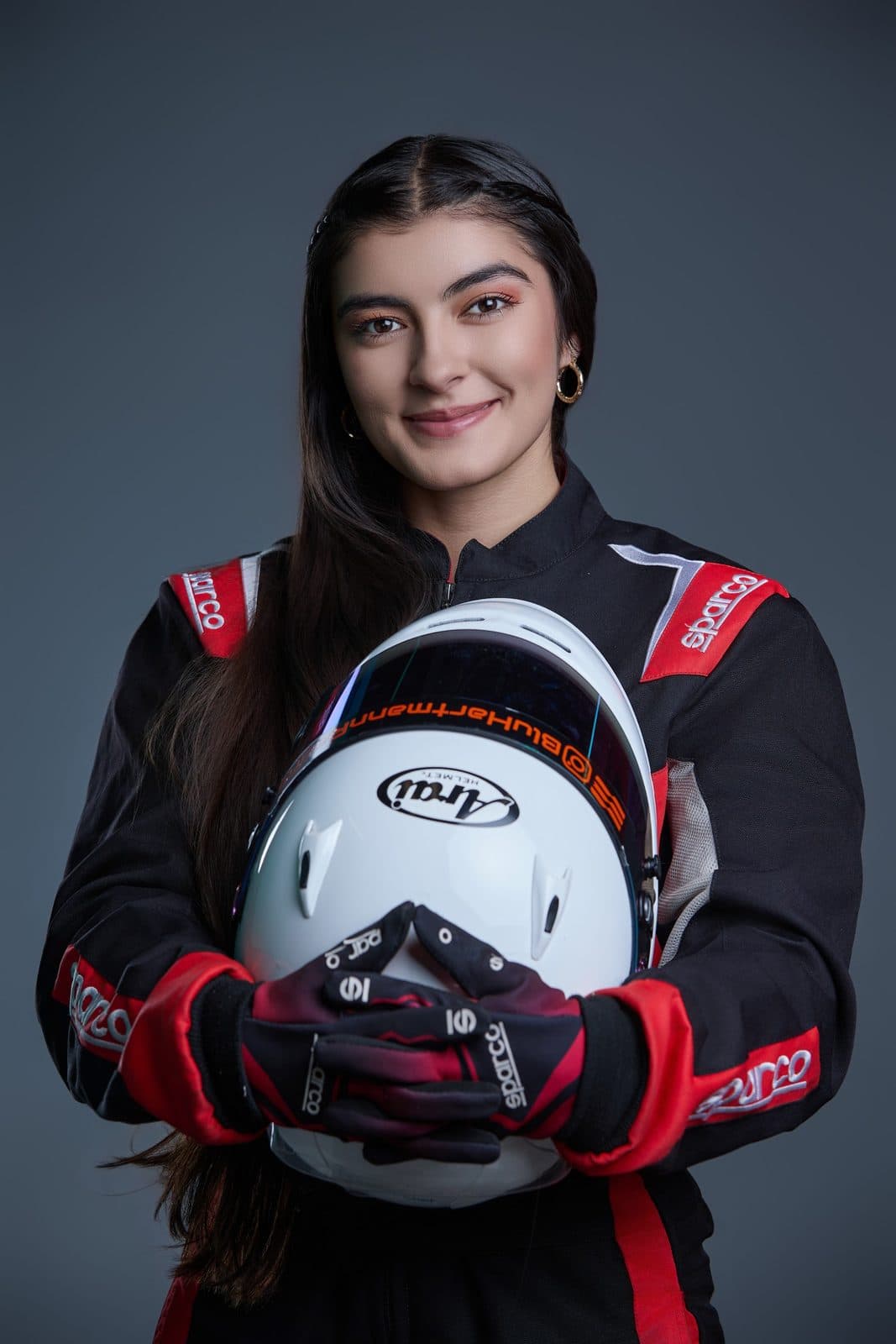 Piloto sosteniendo su casco blanco