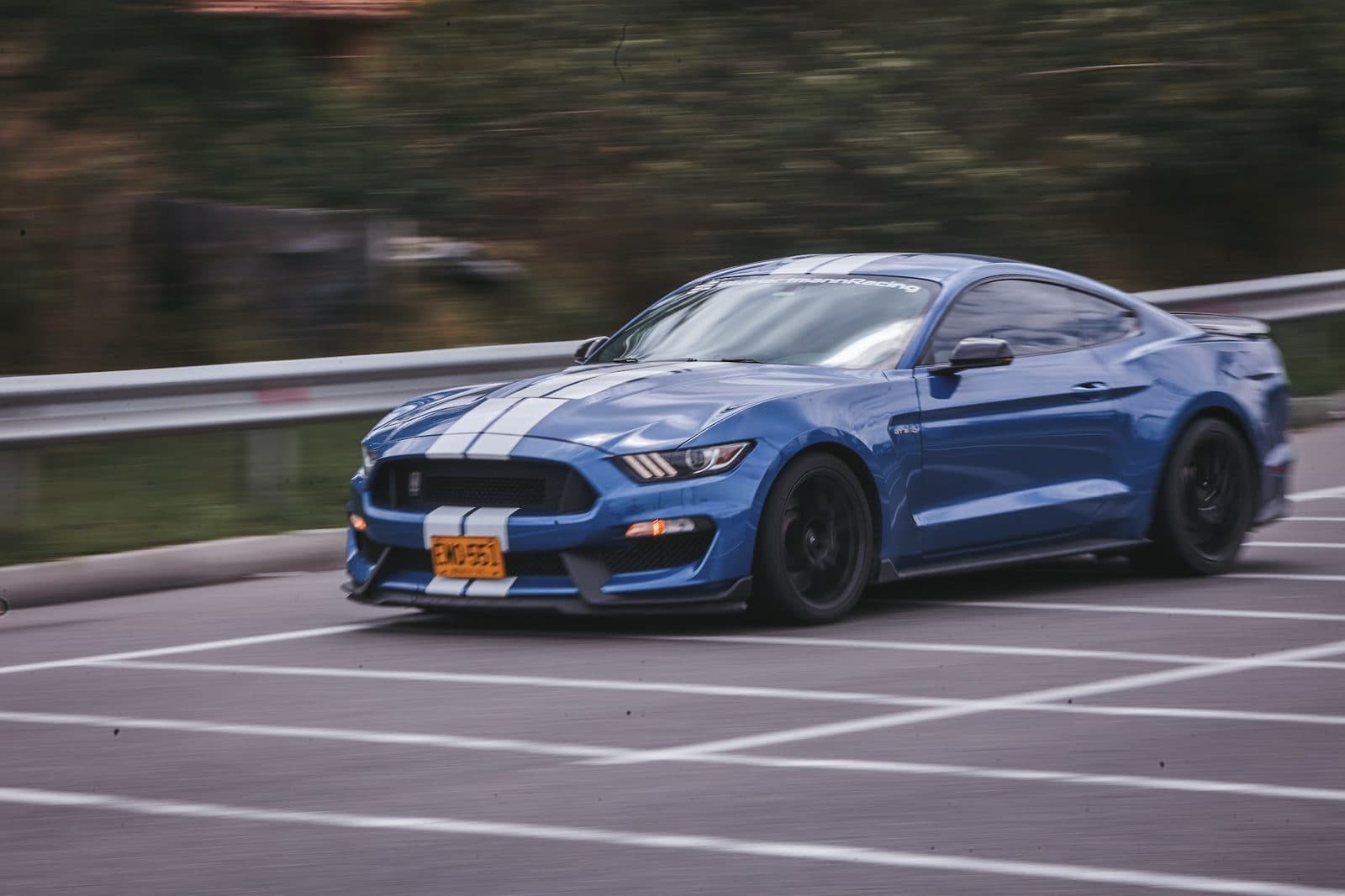 Ford Mustang Shelby azul en movimiento