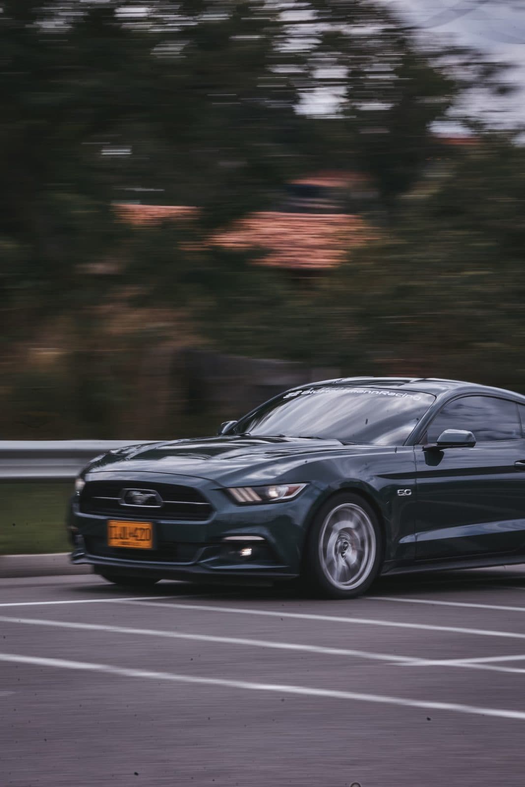 Ford Mustang negro en movimiento durante la rodada